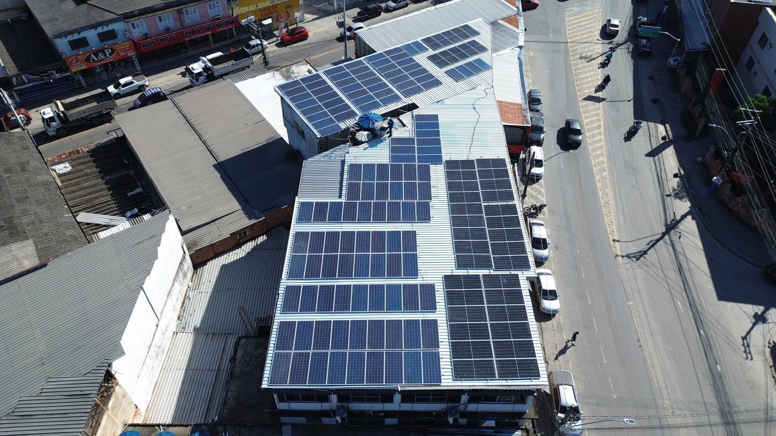 Vista aérea de uma instalação solar em telhado comercial