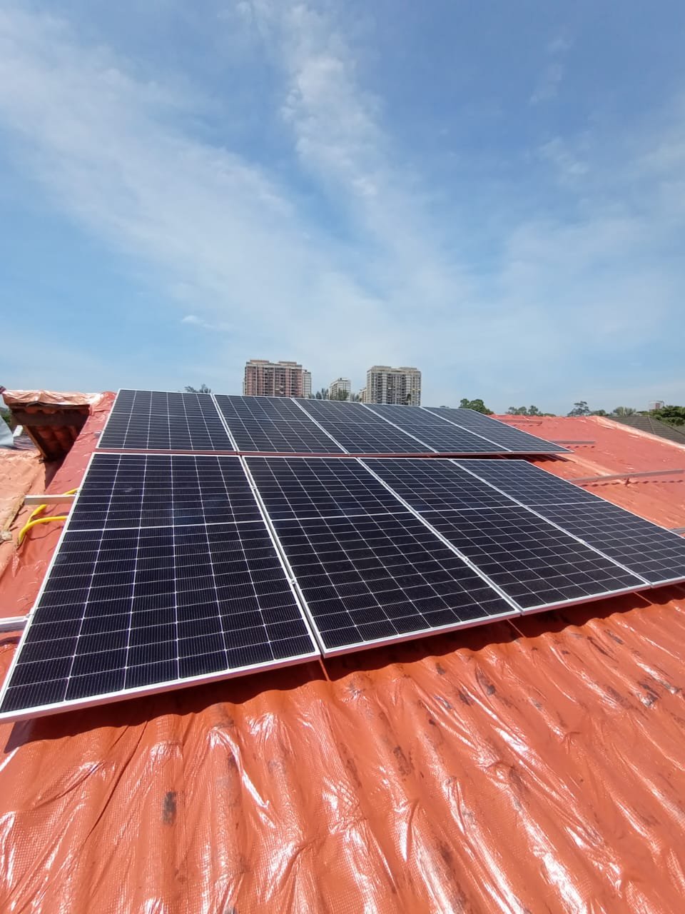 Painéis fotovoltaicos sobre telhado residencial