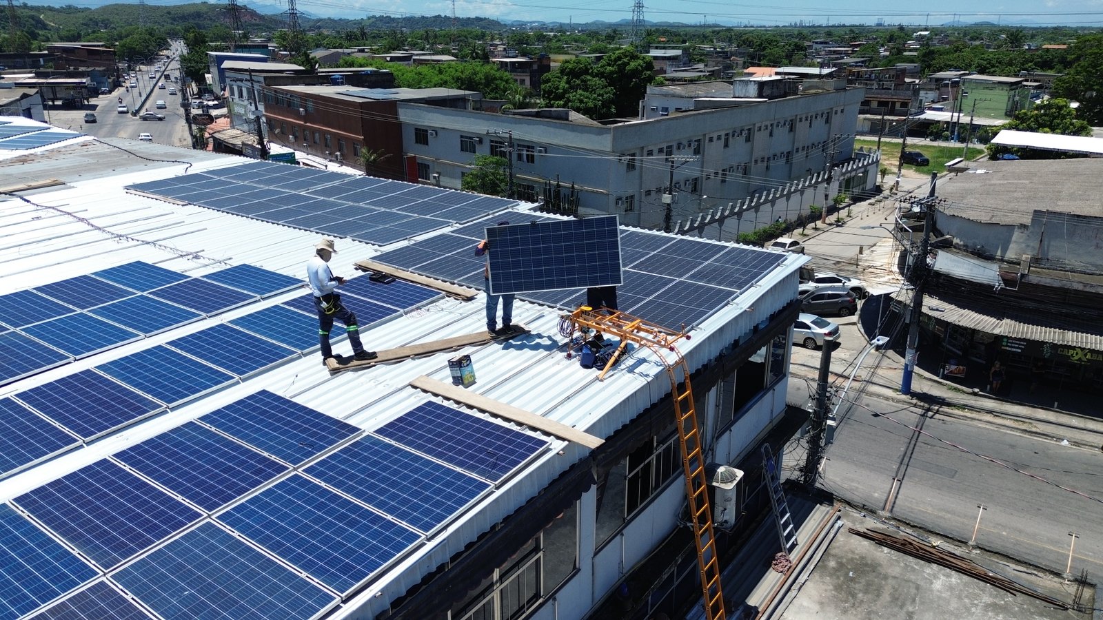 Instalação de painéis solares em telhado comercial