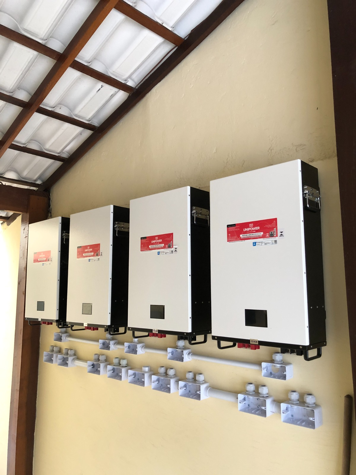 Conjunto de baterias de armazenamento de energia instalado em imóvel